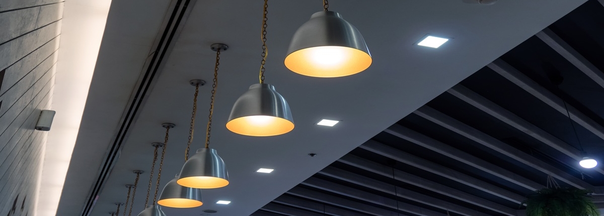 Modern,Lamps,Arrangement,Hanging,On,Ceiling,In,Restaurant