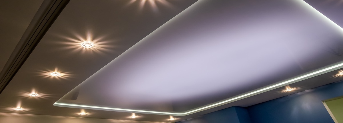 Beautiful,Stretch,Ceiling,With,Led,Lighting,,Spotlights,Around,The,Perimeter.